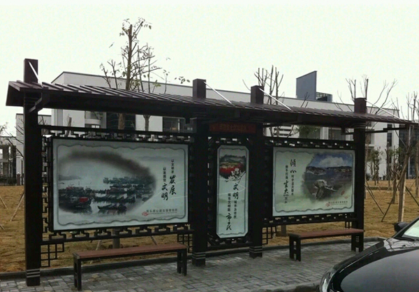 仿古候車亭賦予了城市的魅力(圖1)